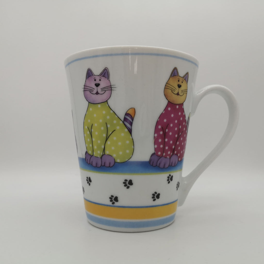 Kaffeebecher mit Katzenmotiven und Pfoten