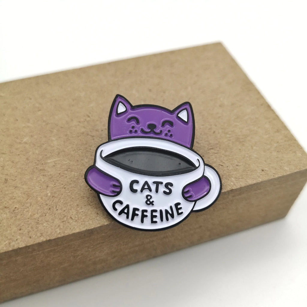 Pin "Cats & Caffeine" aus Emaille Sir Mittens