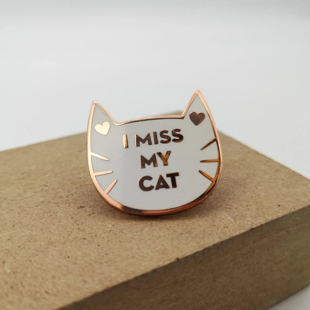 Weißer Pin mit Goldrand in Katzenform und mit der Aufschrift "I miss my cat"