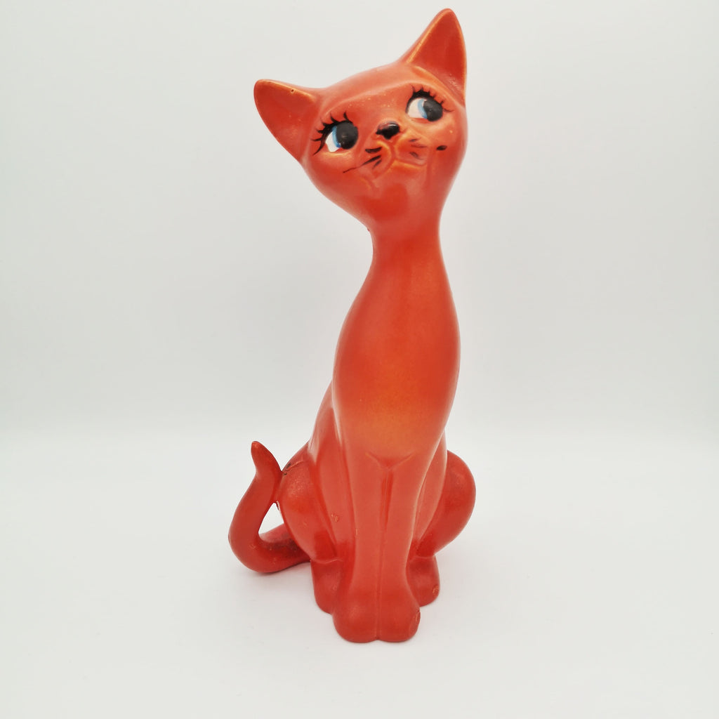 Rote Figur aus Keramik in Form einer schlanken sitzenden Katze