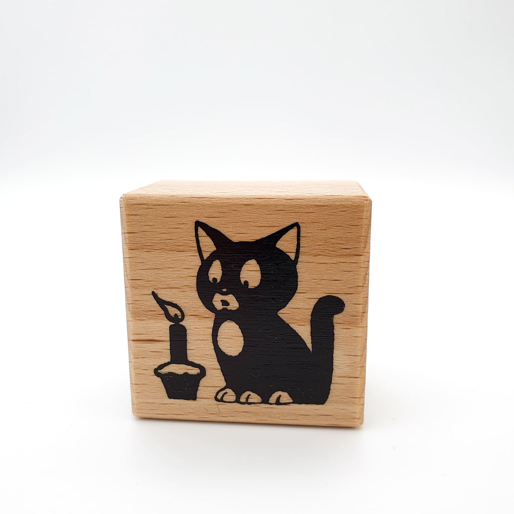 Stempel mit dem Motiv einer Katze, die eine Kerze ausbläst