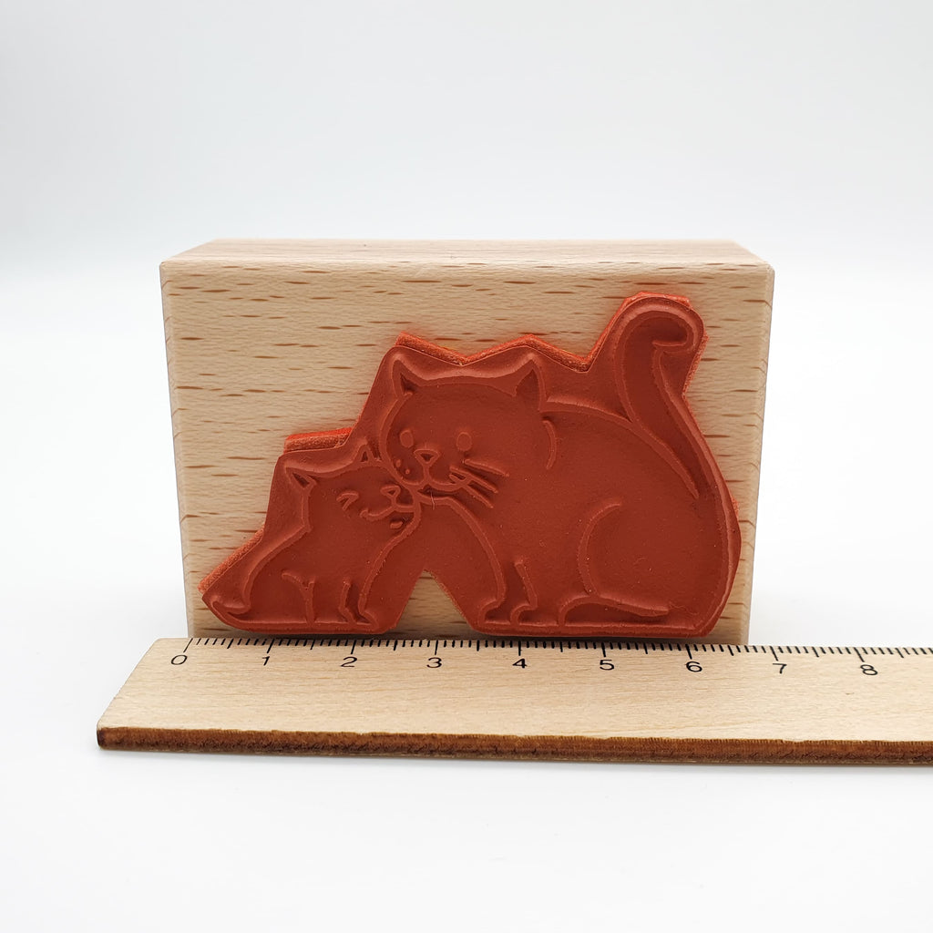 Stempel aus rotem Gummi mit dem Motiv einer kleinen und einer großen Katze