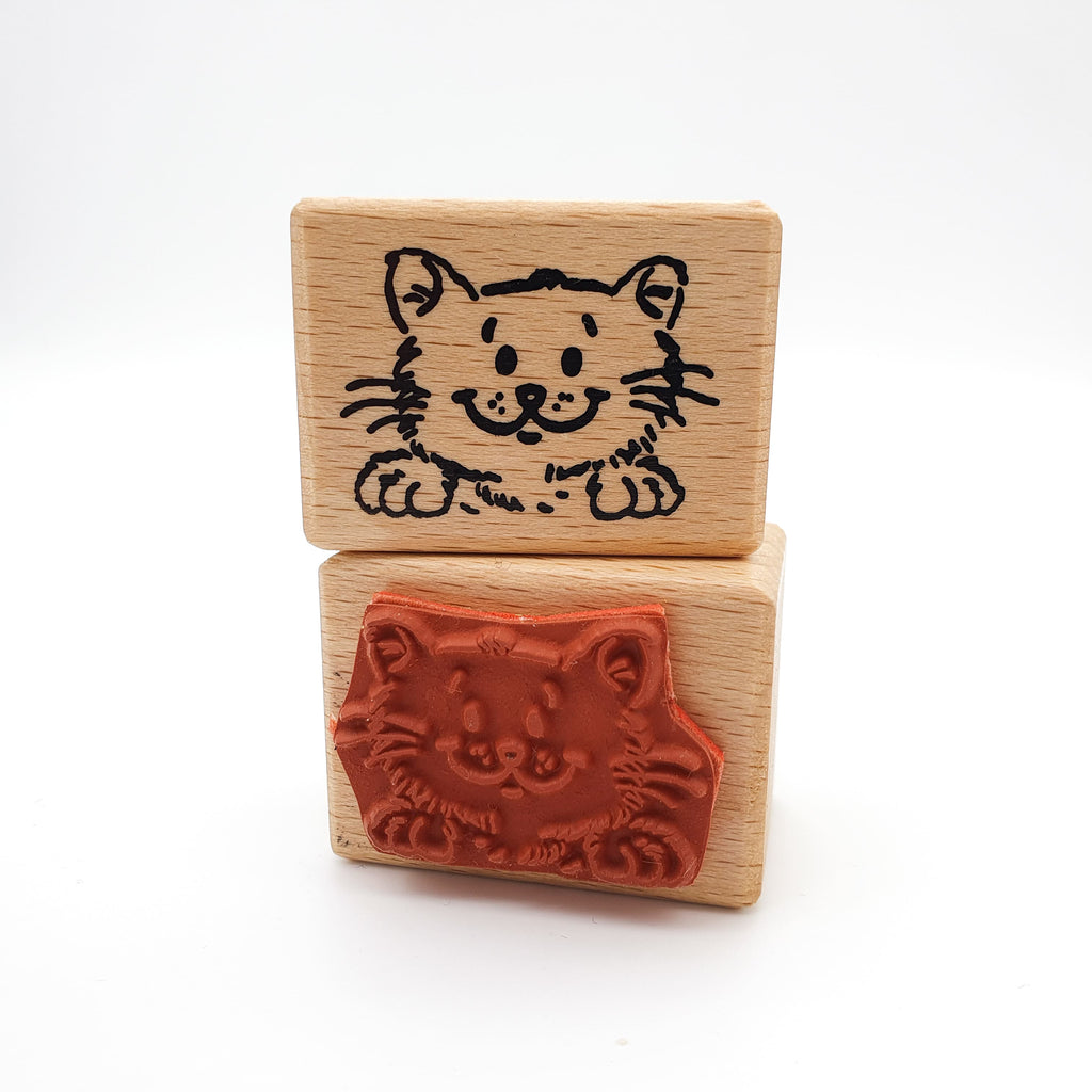 Stempel aus rotem Gummi mit dem Motiv einer lächelnden Katze