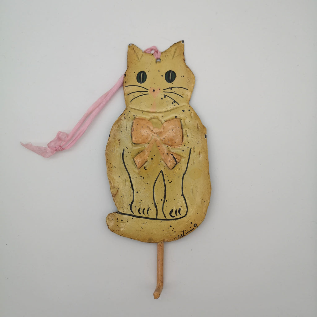 Wandhaken in Form einer Katze mit einer rosa Schleife aus Blech