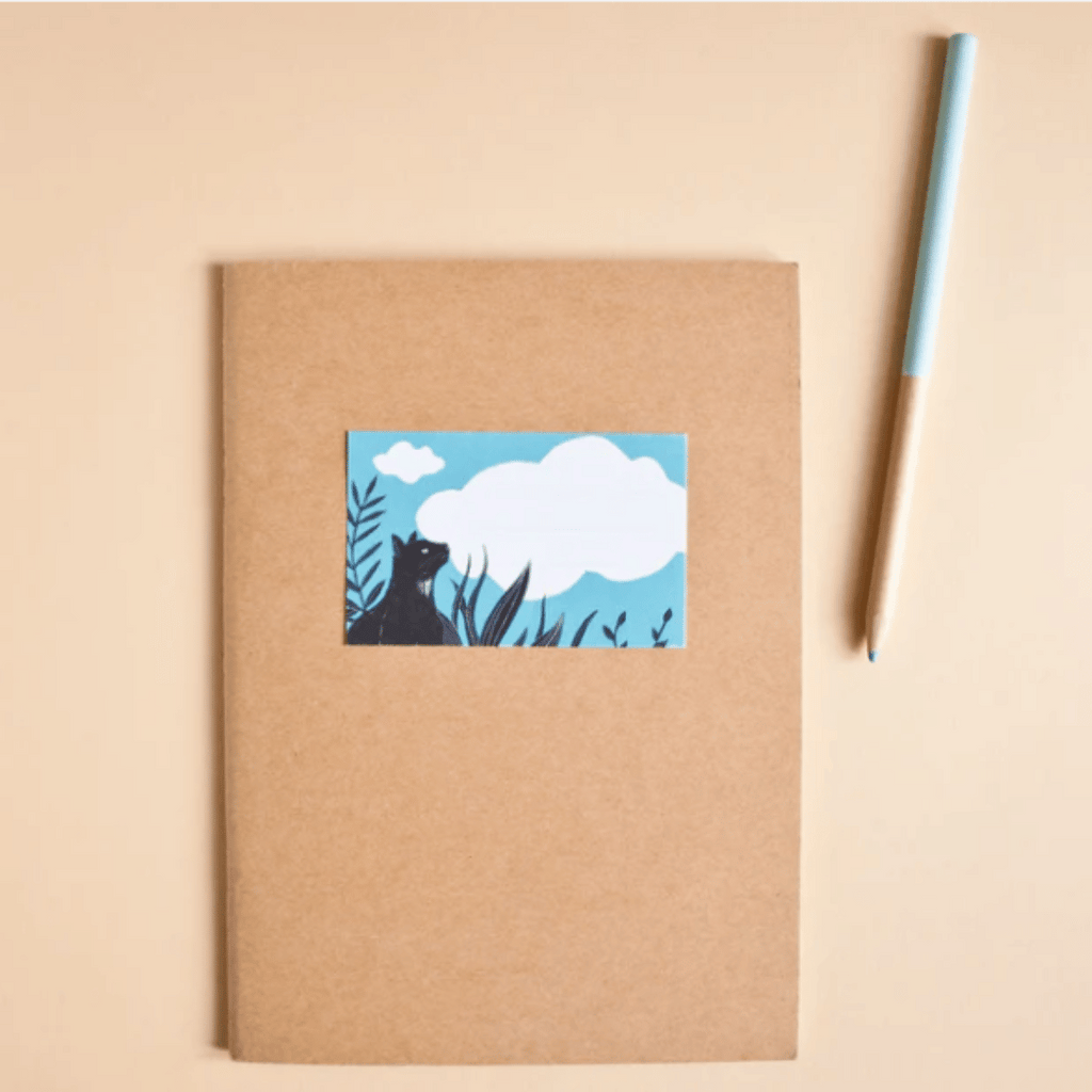 Blauer Aufkleber mit Katze, Pflanzen und einer Wolke zum Beschriften