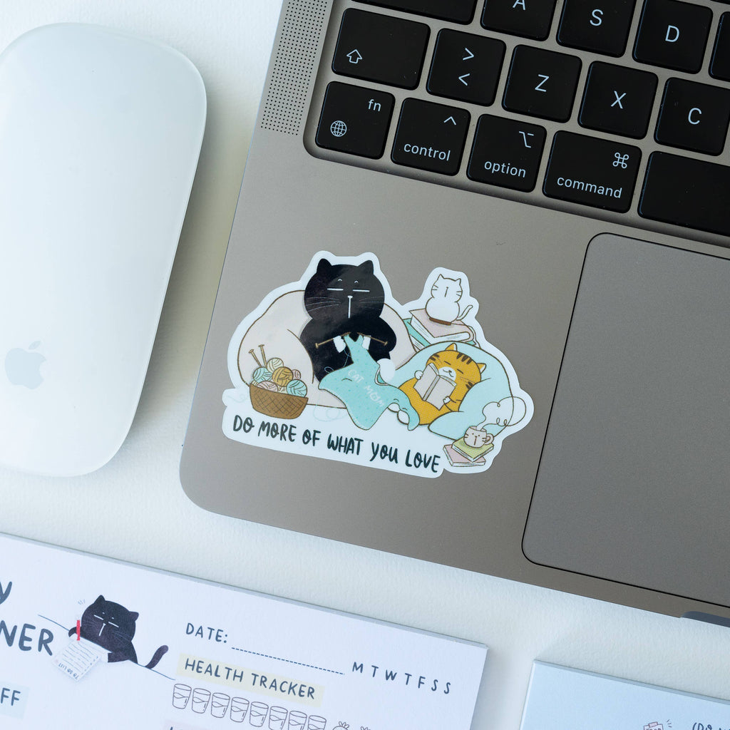 Sticker "Do more of what you love" mit schwarzer und roter Katze