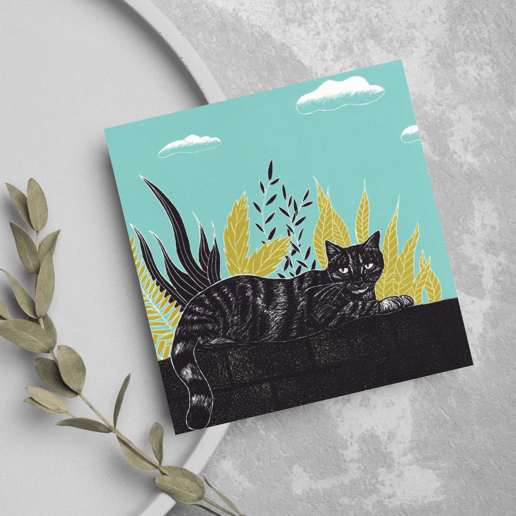 Illustrierte Postkarte "Katze auf der Mauer" auf Naturpapier, 14,8 x 14,8 cm