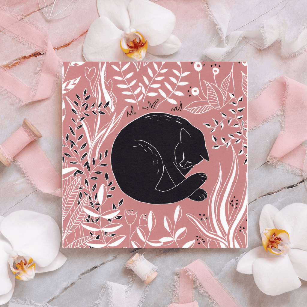 Illustrierte Postkarte "Katze im rosa Blumenmeer" auf Naturpapier, 14,8 x 14,8 cm