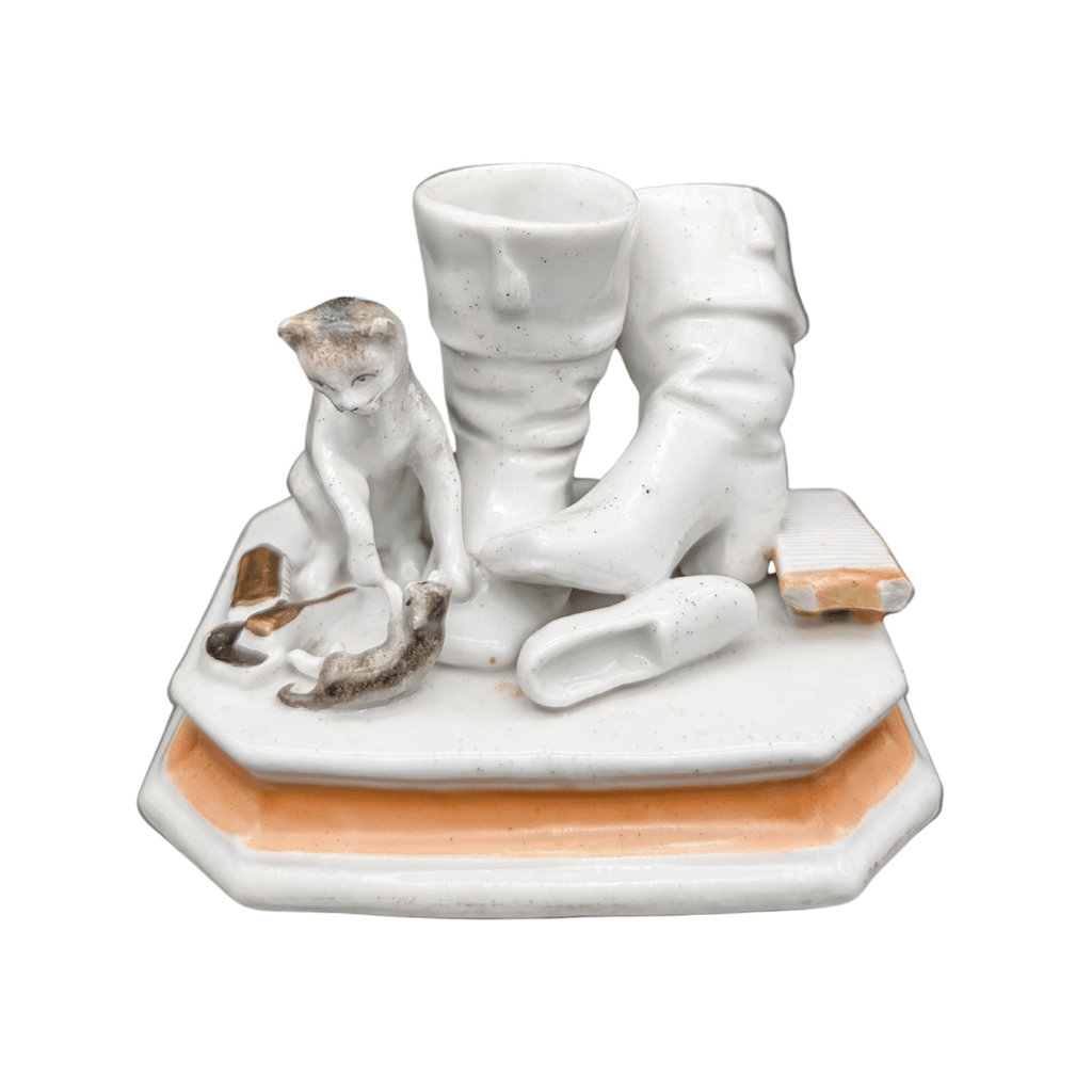 Antike Katzen-Statuette mit Stiefeln