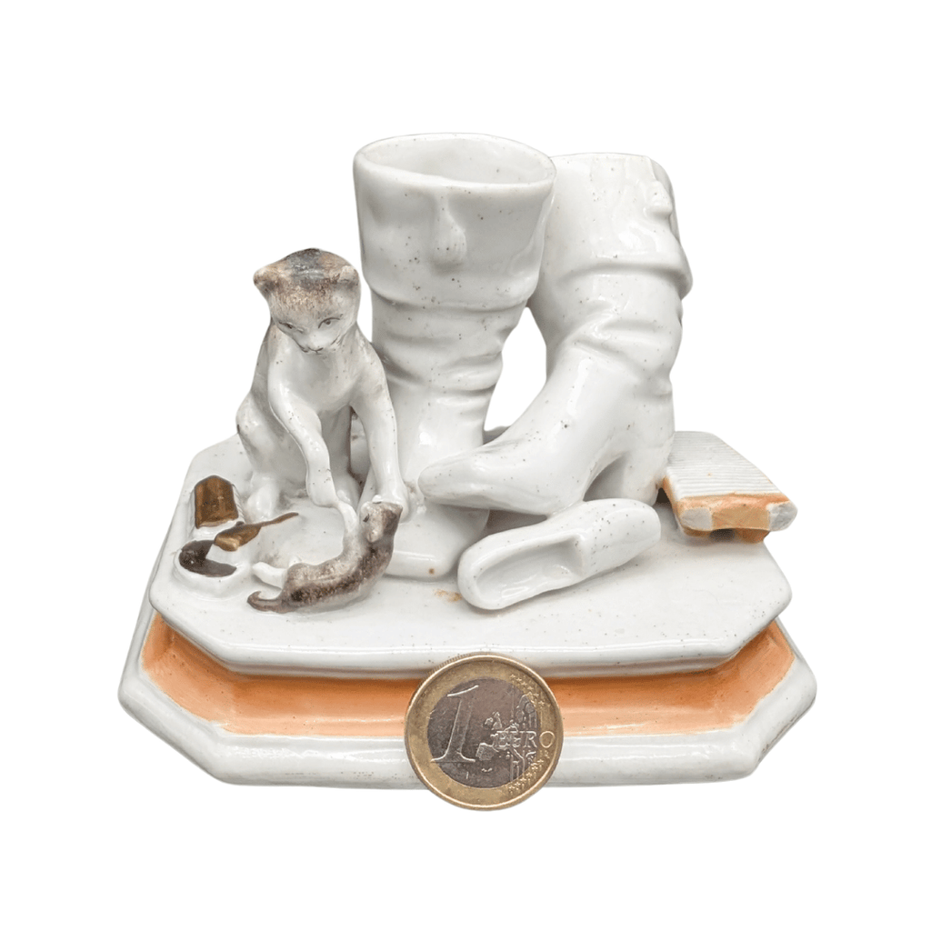 Antike Katzen-Statuette mit Stiefeln