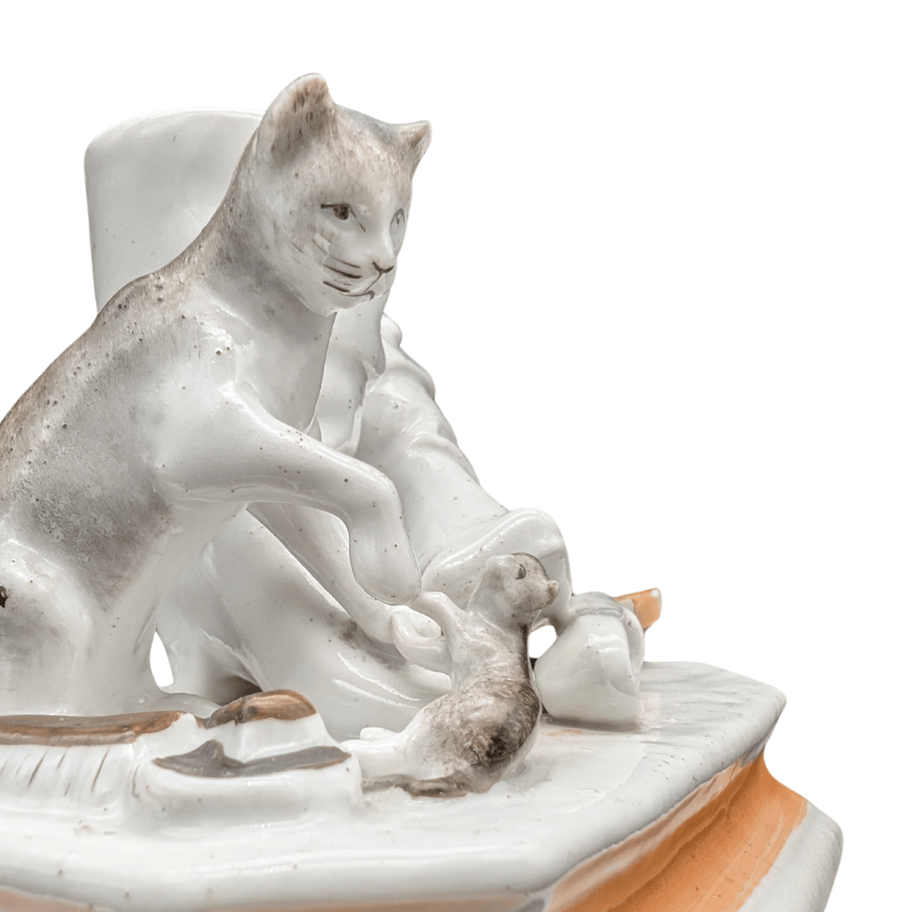 Antike Katzen-Statuette mit Stiefeln