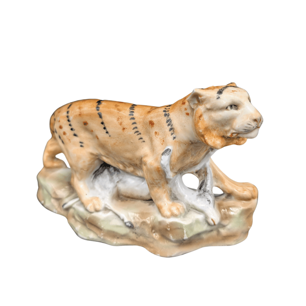 Antike Tiger-Statuette mit Beute, Biskuitporzellan