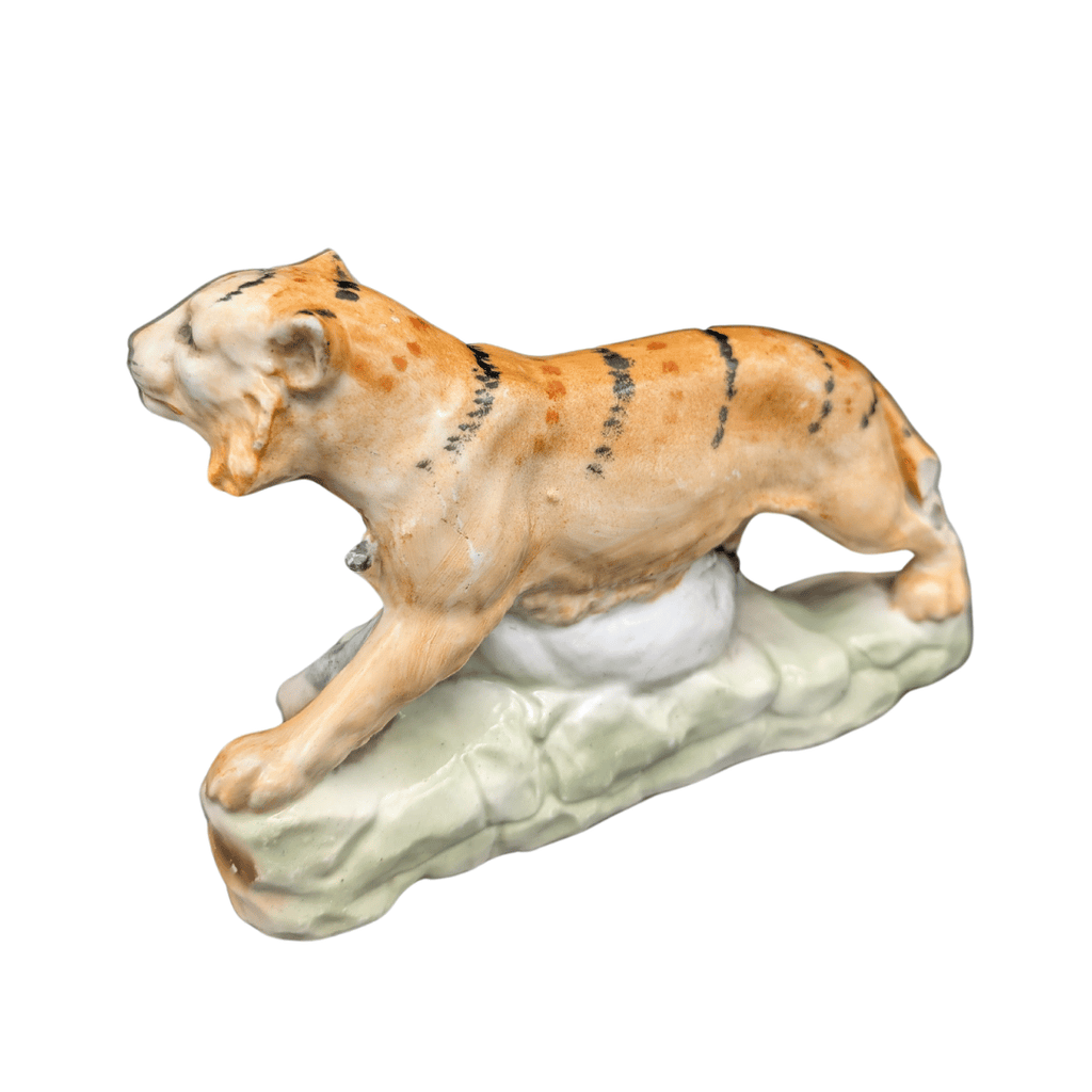 Antike Tiger-Statuette mit Beute, Biskuitporzellan