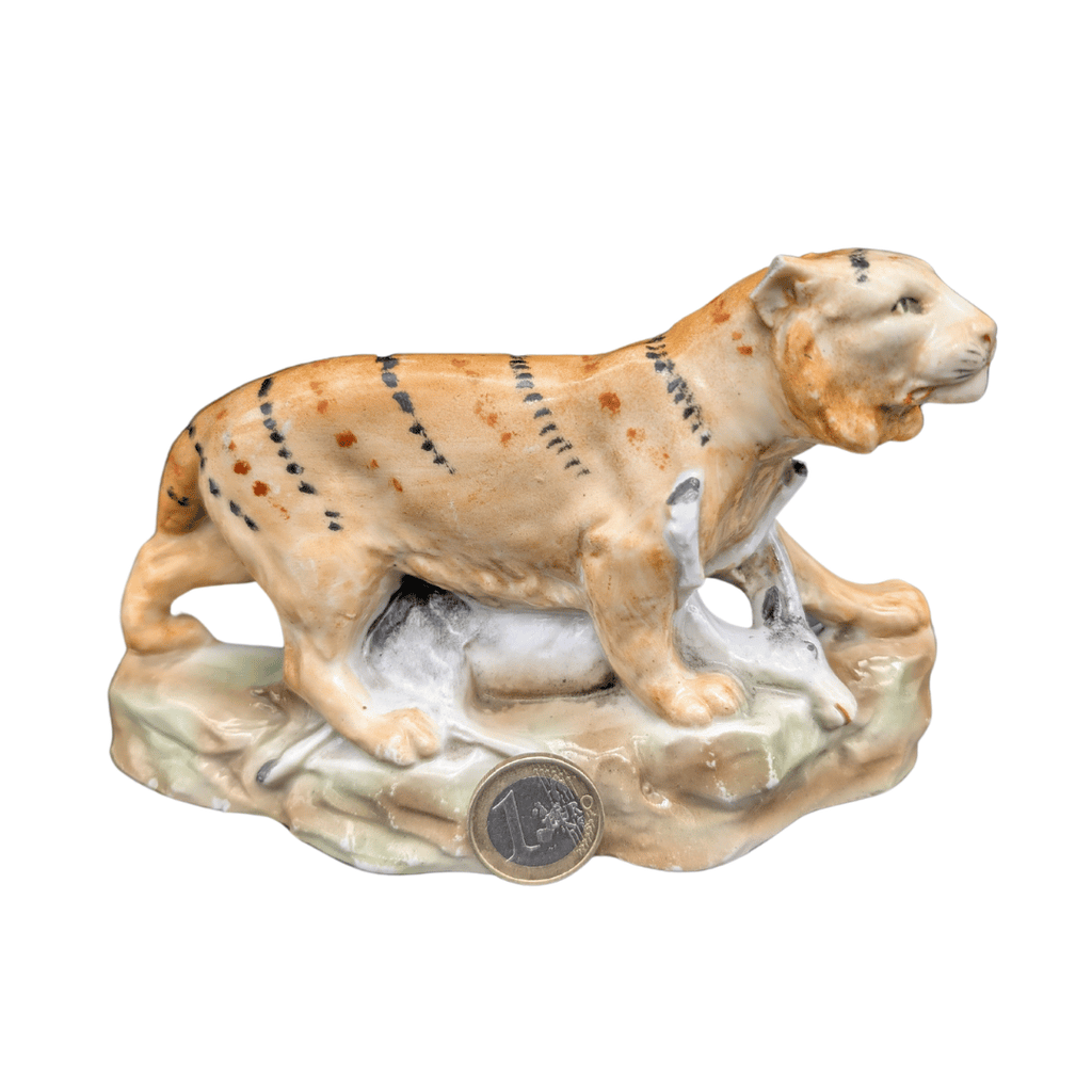 Antike Tiger-Statuette mit Beute, Biskuitporzellan