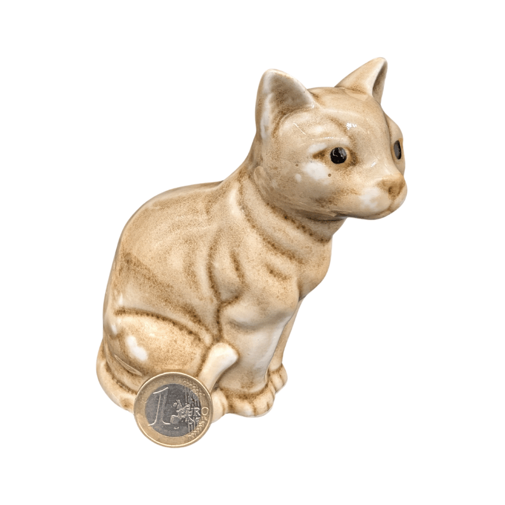 Beige Katzenfigur aus Porzellan