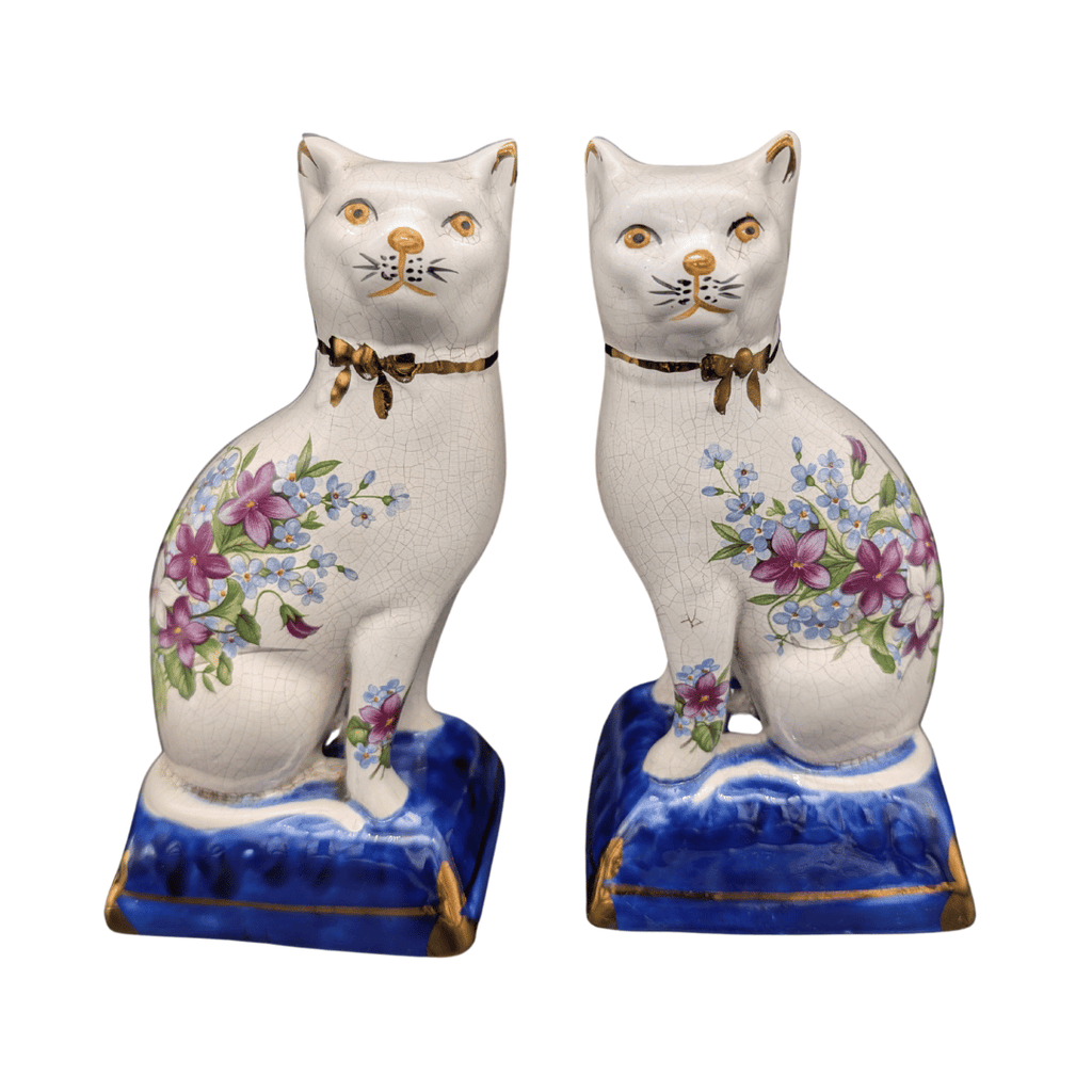 Glasierte Staffordshire-Katze mit Krakelee, England, 2 Varianten