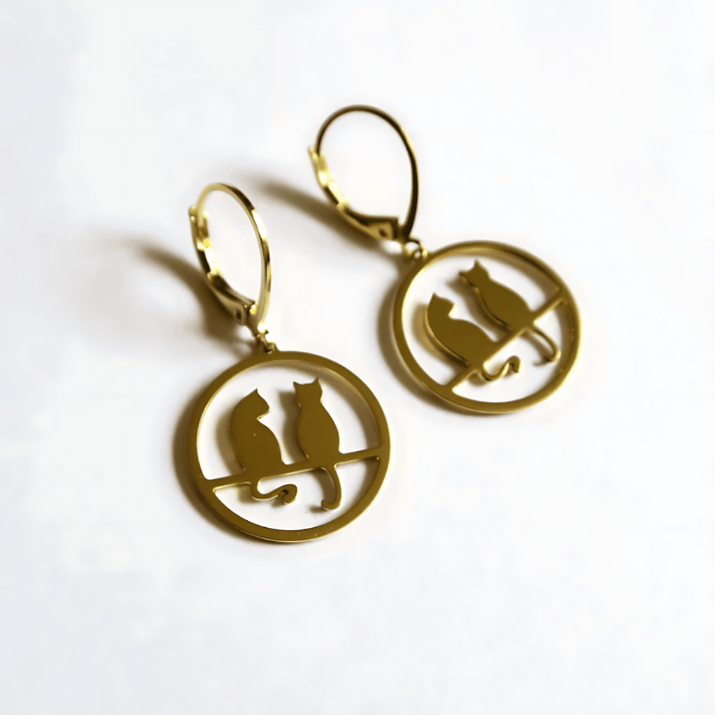Handgearbeitete Ohrringe Sitzendes Katzenpaar, golden oder silbern