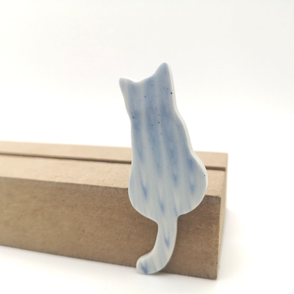 Hellblaue Katzen-Brosche aus Keramik