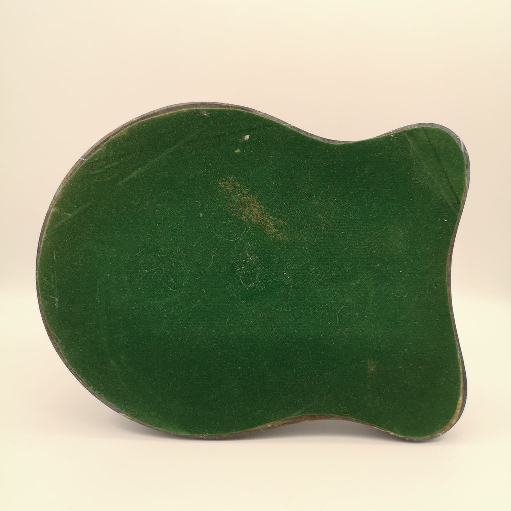 Grüner Filz auf der Unterseite einer Marmorplatte