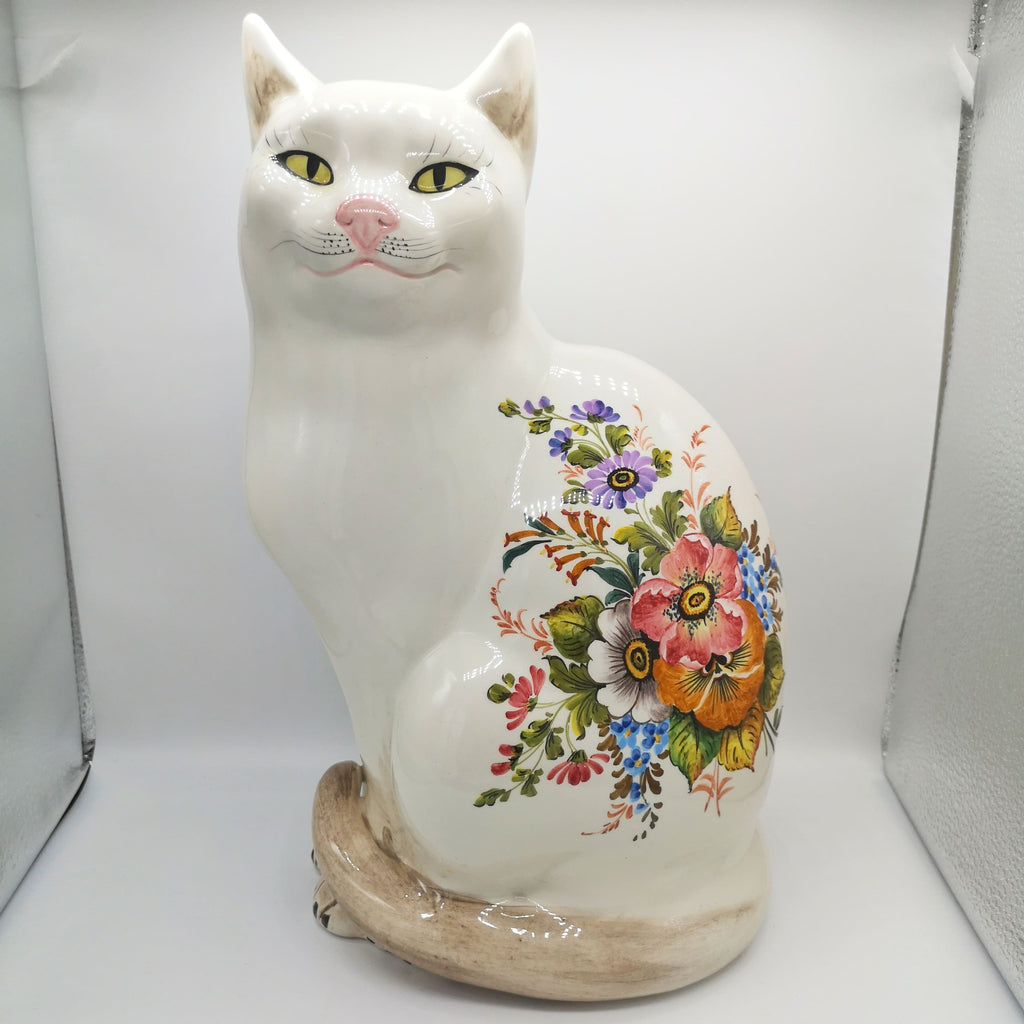 lebensgroße Katzenfigur mit einem Blumenmuster