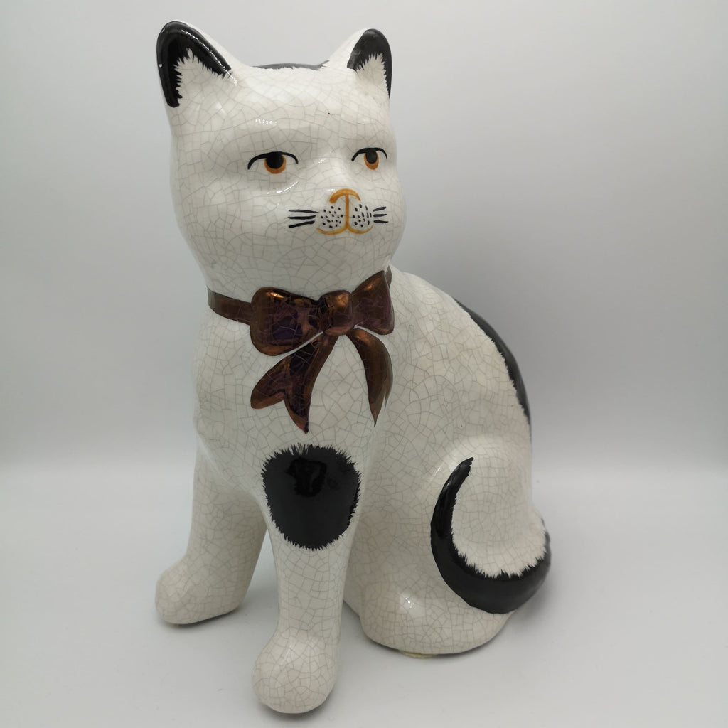 Glasierte Keramik-Katze mit Schleife im Staffordshire-Stil mit Krakelee