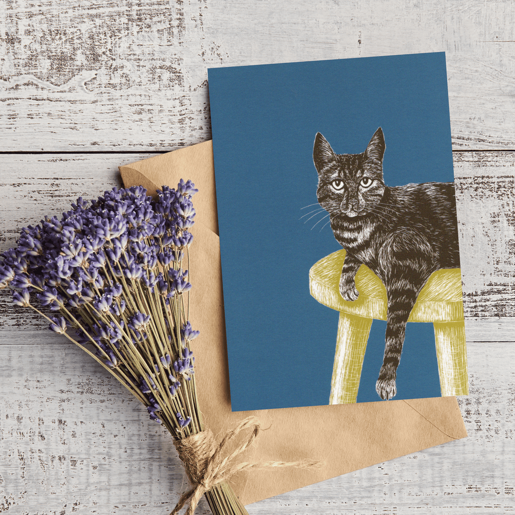 Illustrierte Postkarte "Katze auf Hocker" auf Naturpapier