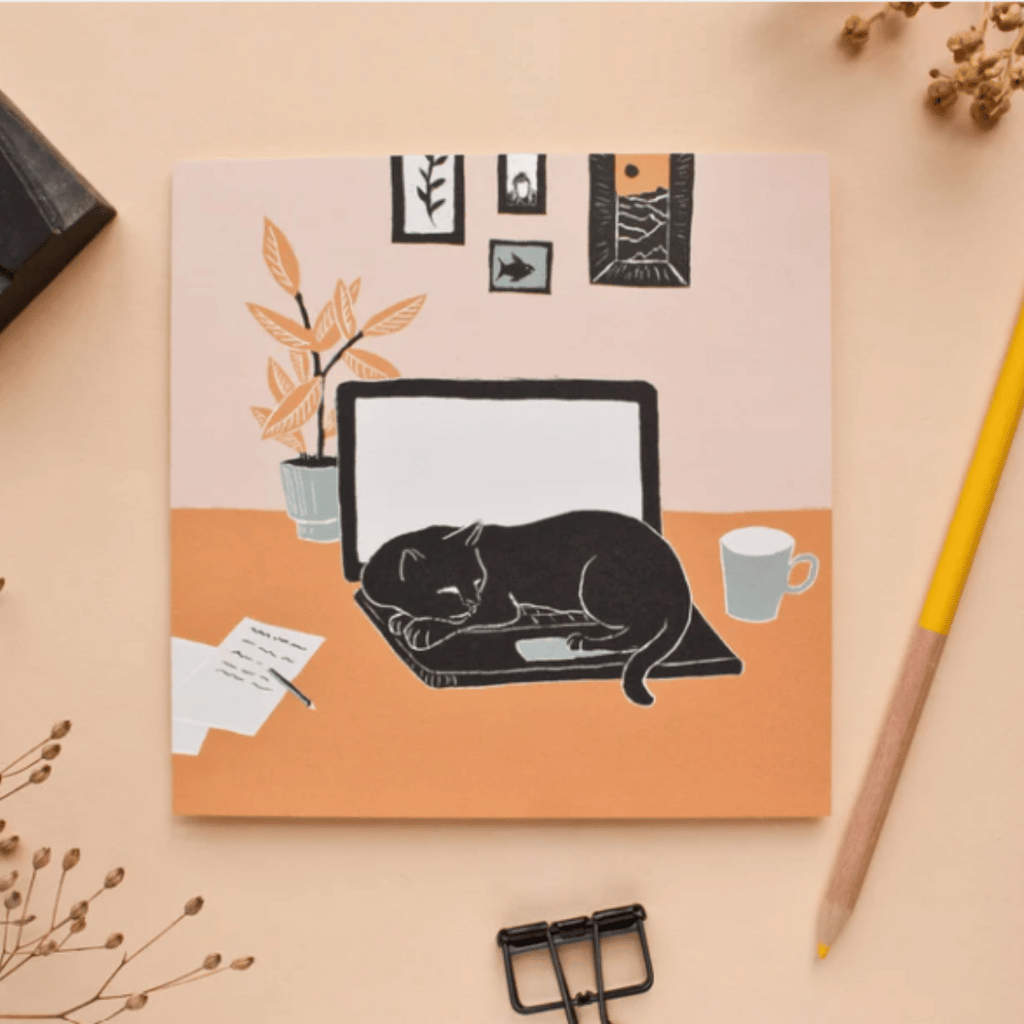 Illustrierte Postkarte in orangenem Ton mit einer schwarzen schlafenden Katze auf einem Laptop
