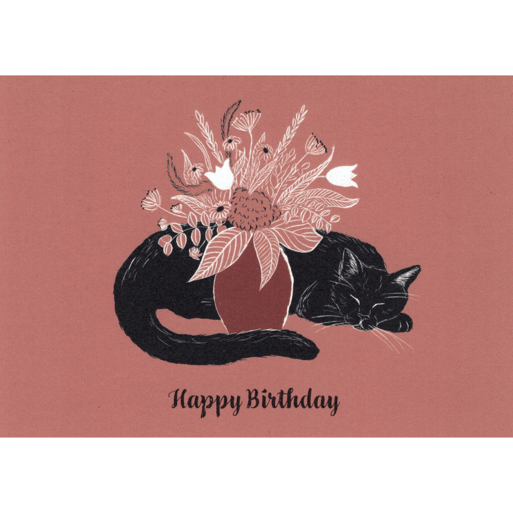 Illustrierte Postkarte mit einer schwarzen Katze, die um einen Blumenstrauß in einer Vase liegt. Aufschrift: "Happy Birthday"