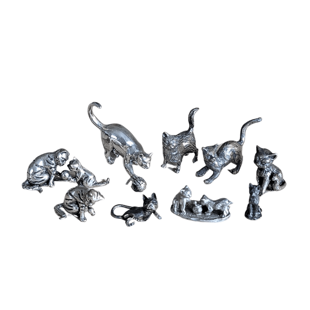 Kleine Katzenfiguren aus Silber oder Zinn, 9 Varianten