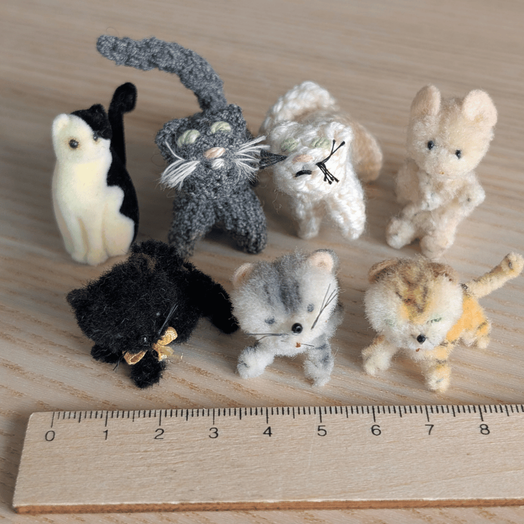 Miniatur-Puppenhaus-Katzenfiguren u.a. aus Wolle, 7 Varianten