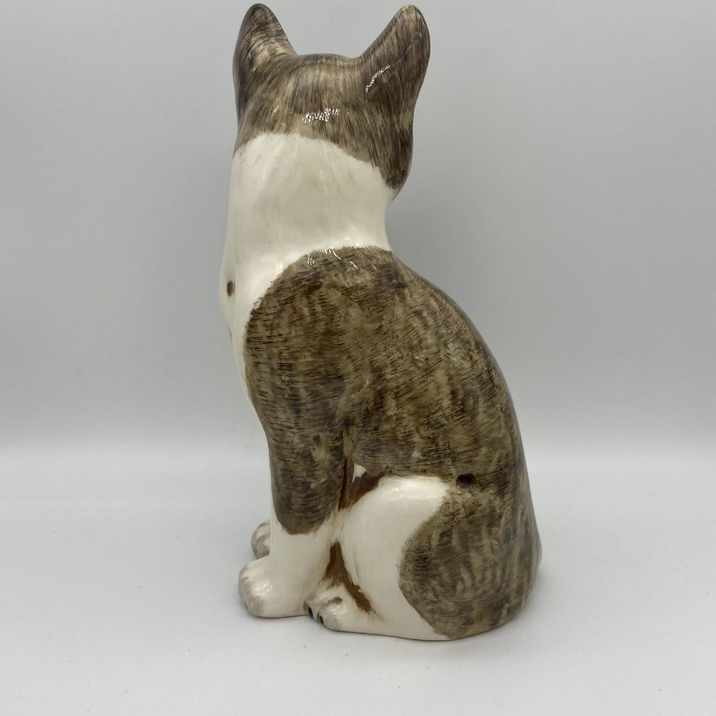 Naturalistische Katzen-Statuette aus Keramik