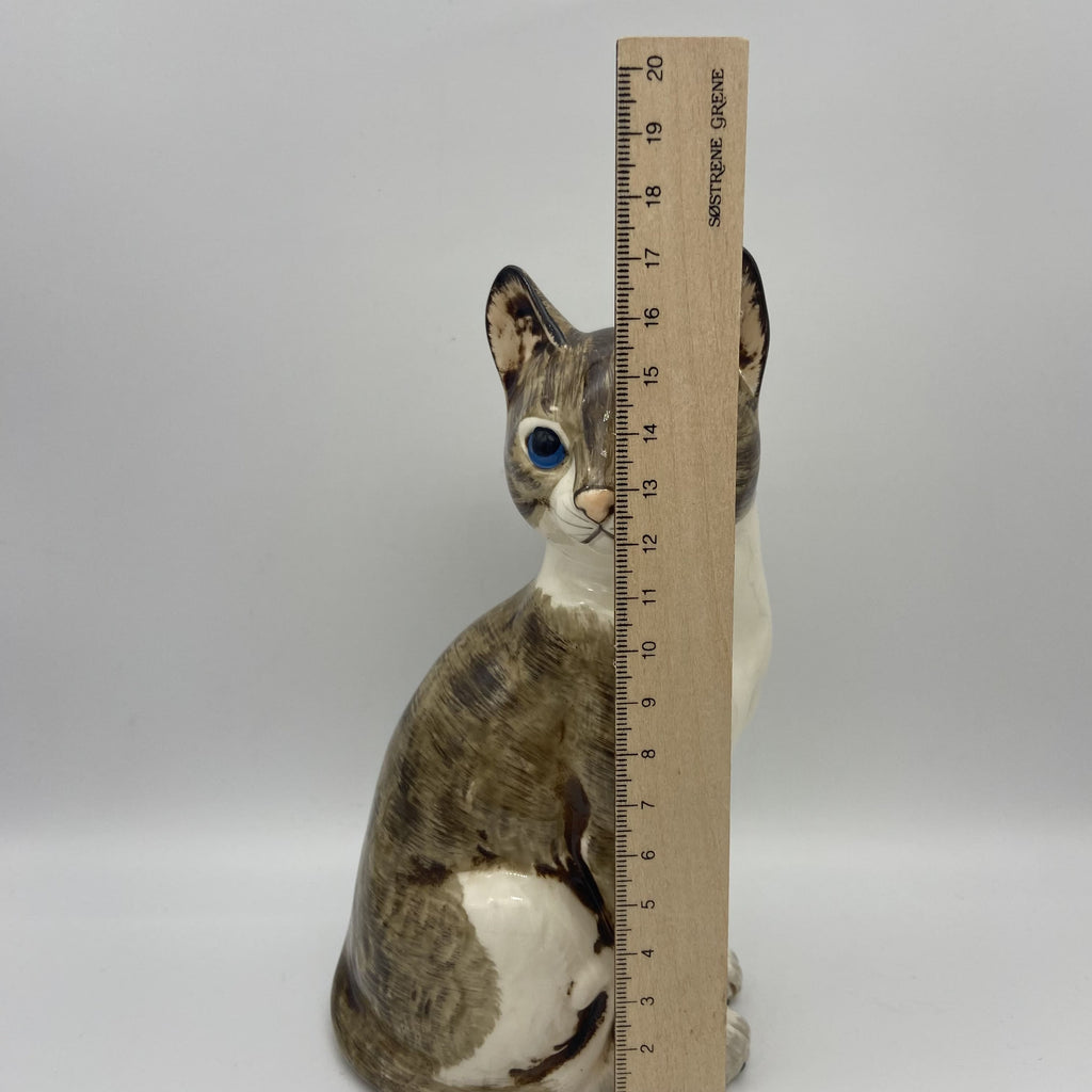 Naturalistische Katzen-Statuette aus Keramik