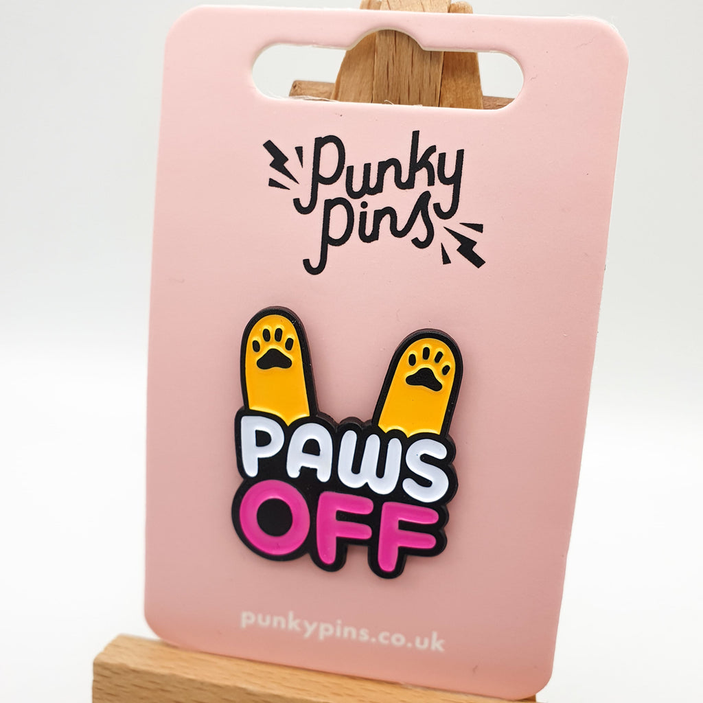 Pin "Paws Off" aus Emaille