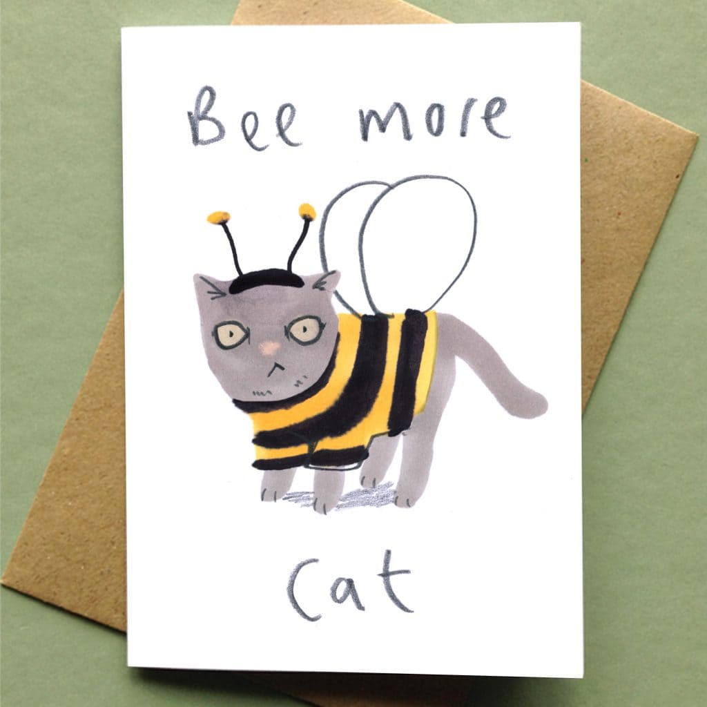 Grußkarte mit einer Katze, die als Biene verkleidet ist.