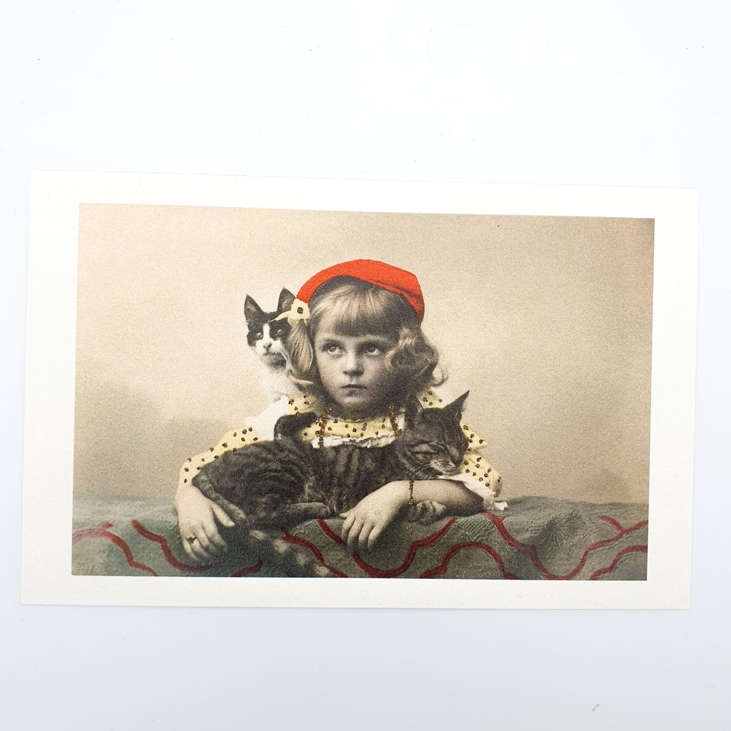 Retro-Postkarte "Girl with Red Tam and Two Cats"