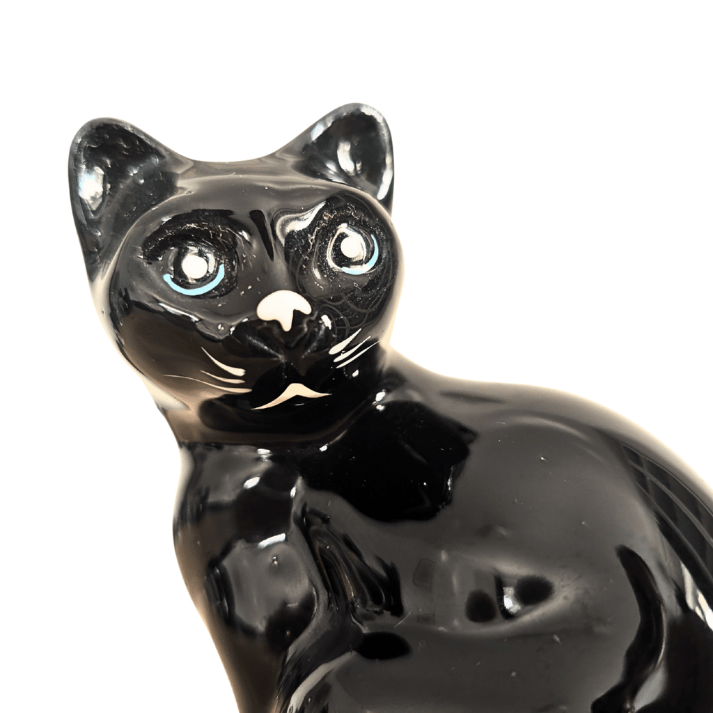 Schwarze Katzenfigur aus glänzend schwarzer Keramik