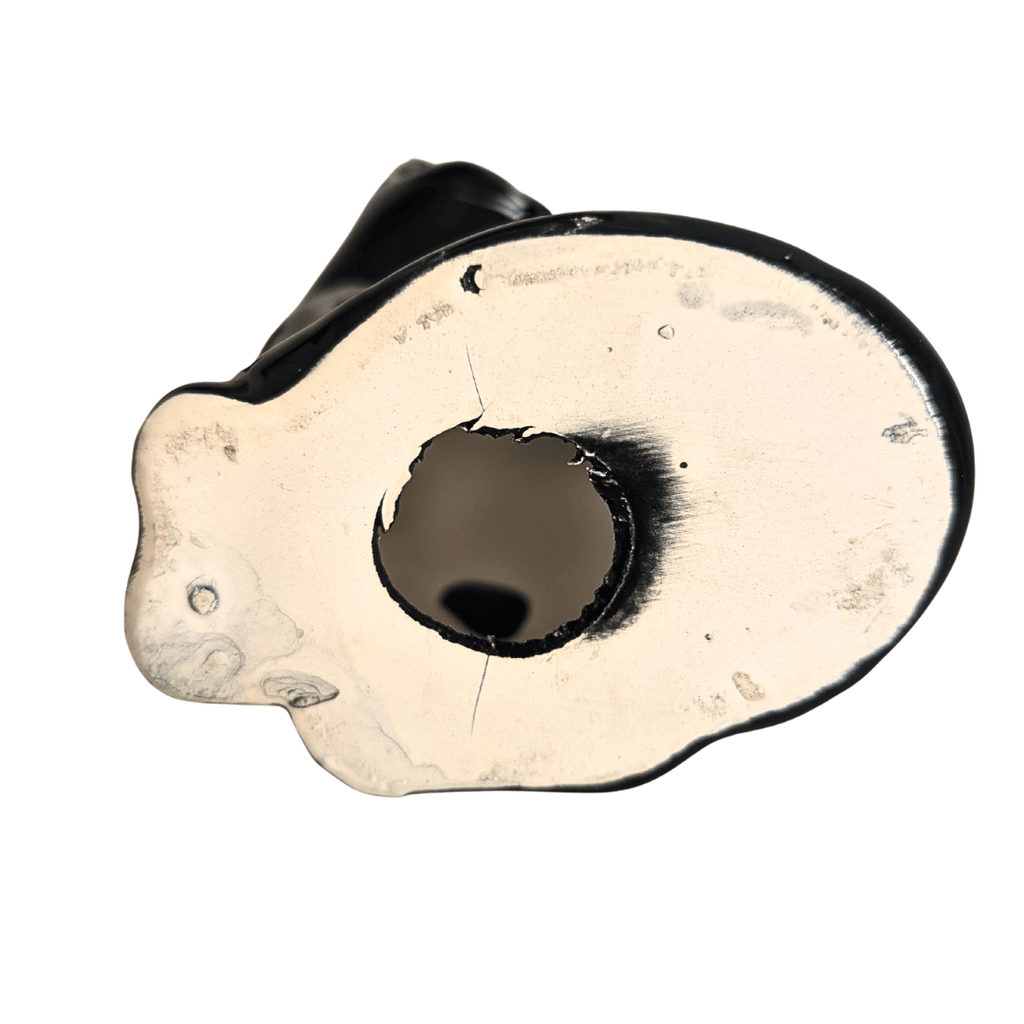 Schwarze Katzenfigur aus glänzend schwarzer Keramik