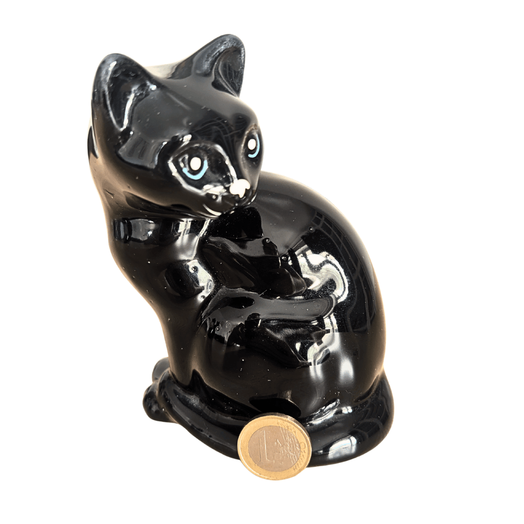 Schwarze Katzenfigur aus glänzend schwarzer Keramik