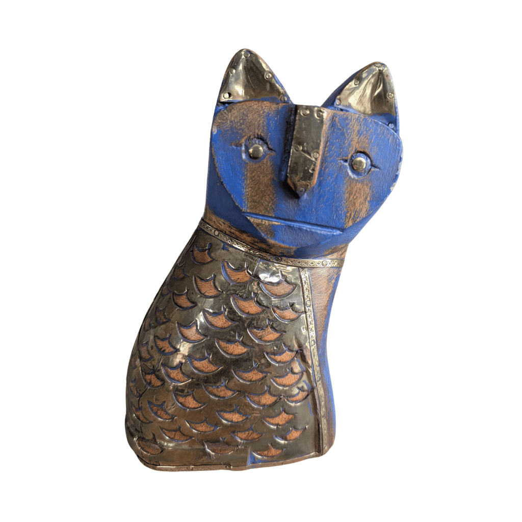Skurrile Holzkatze mit Messingbeschlag
