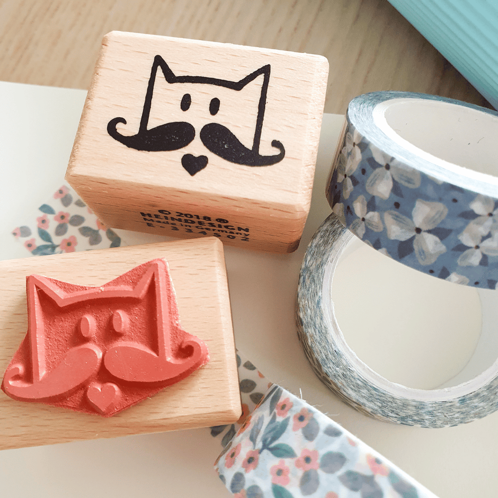 Stempel aus rotem Gummi mit dem Motiv einer Schnurrbart-Katze