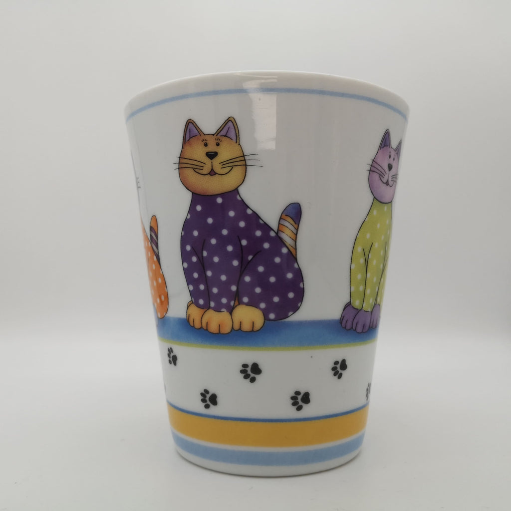 Kaffeebecher mit Katzenmotiven und Pfoten