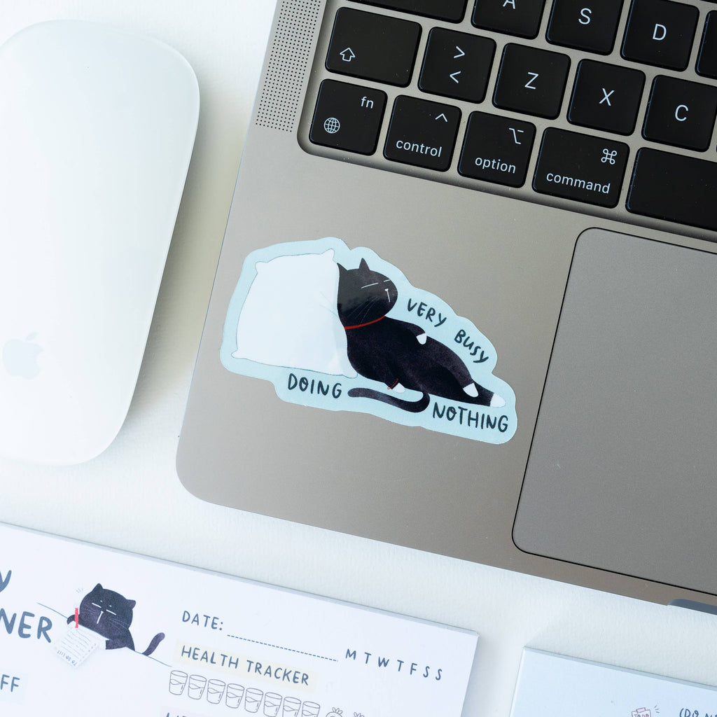 Sticker "Very busy doing nothing" mit schwarzer Katze