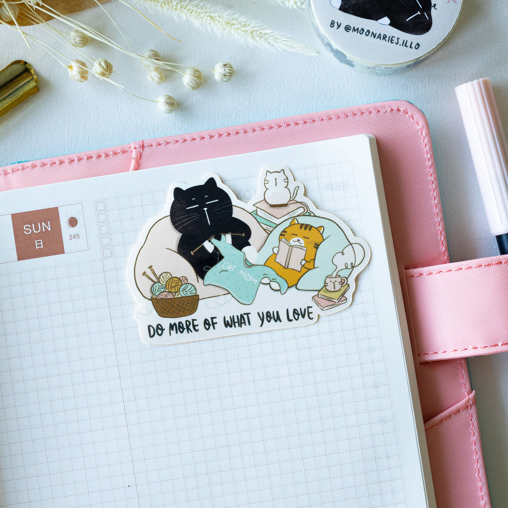 Sticker "Do more of what you love" mit schwarzer und roter Katze