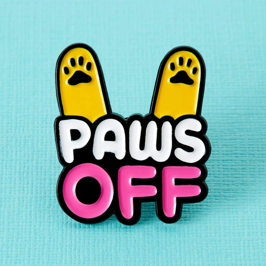Katzenpin mit Schrift "Paws Off"