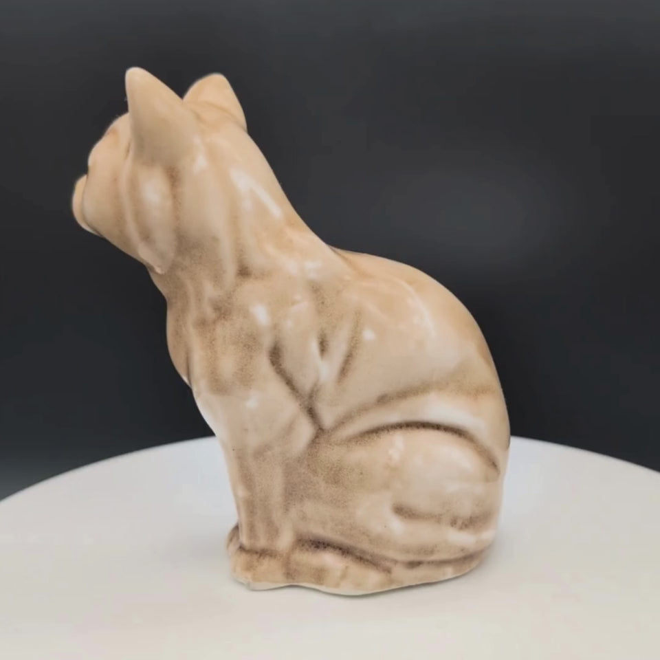 Beige Katzenfigur aus Porzellan