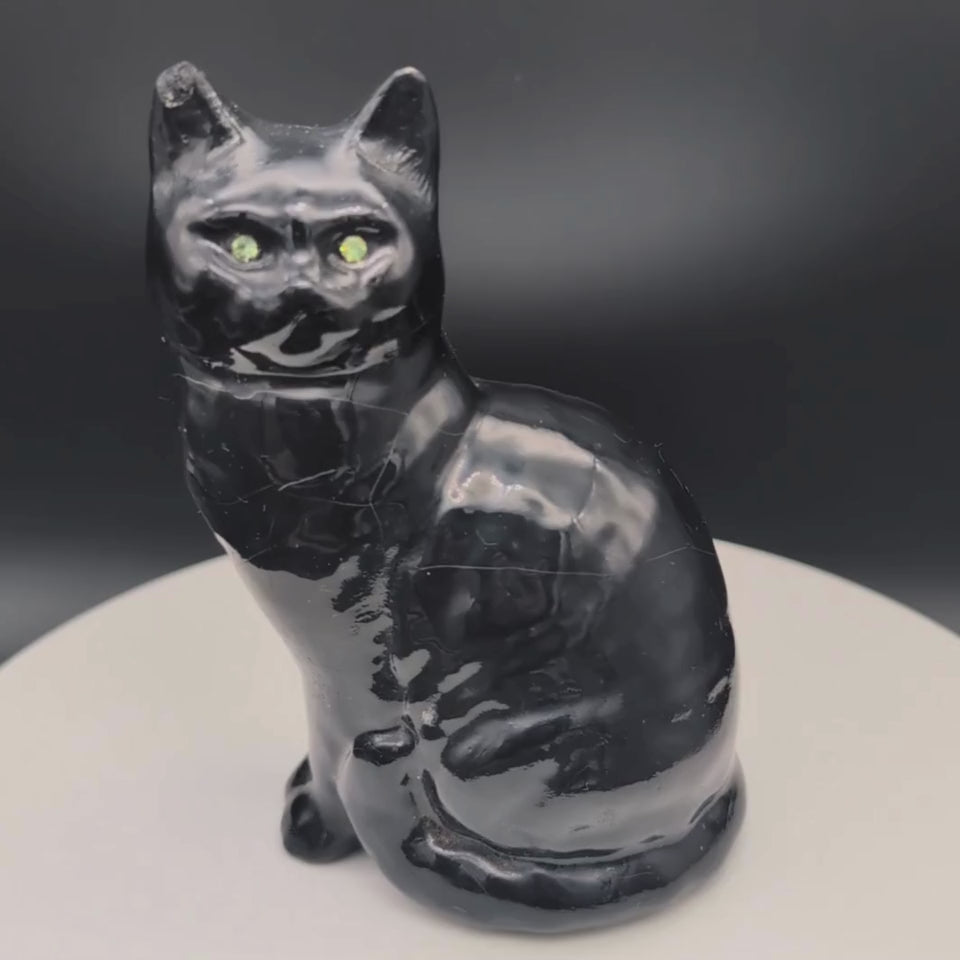 Schwarze Katzenfigur aus Stuck