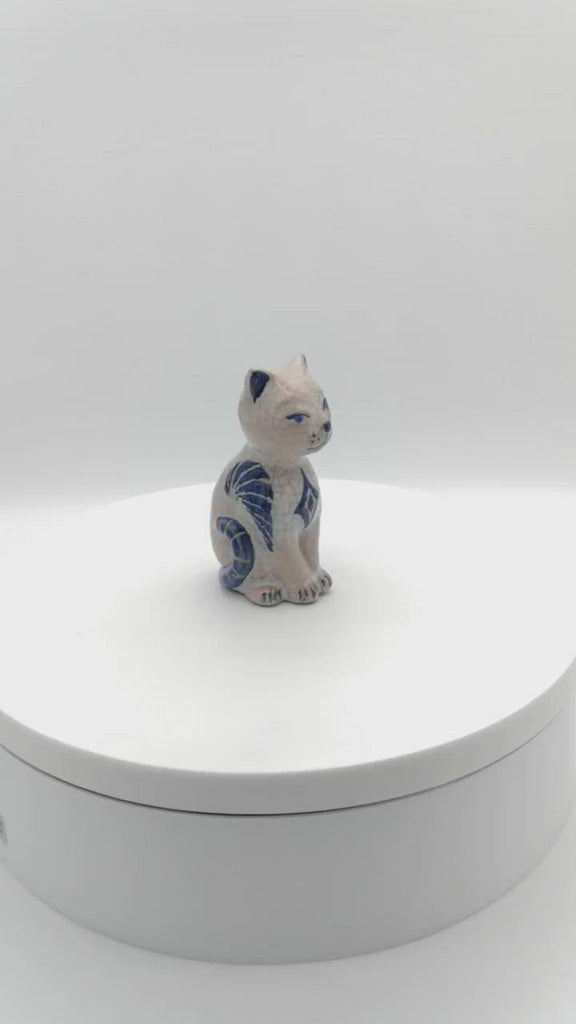 Blaue bemalte Katzenfigur aus Keramik