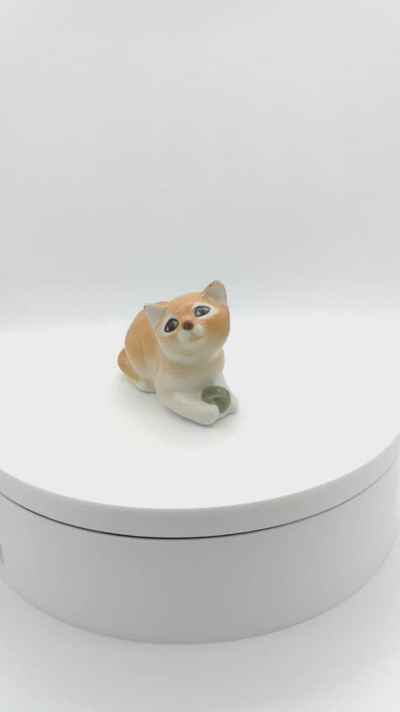 Beige Katzenfigur mit Ball aus Porzellan