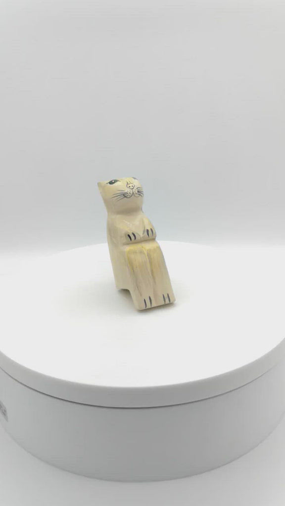 Weiße Kantenhocker-Figur als Katze aus Holz