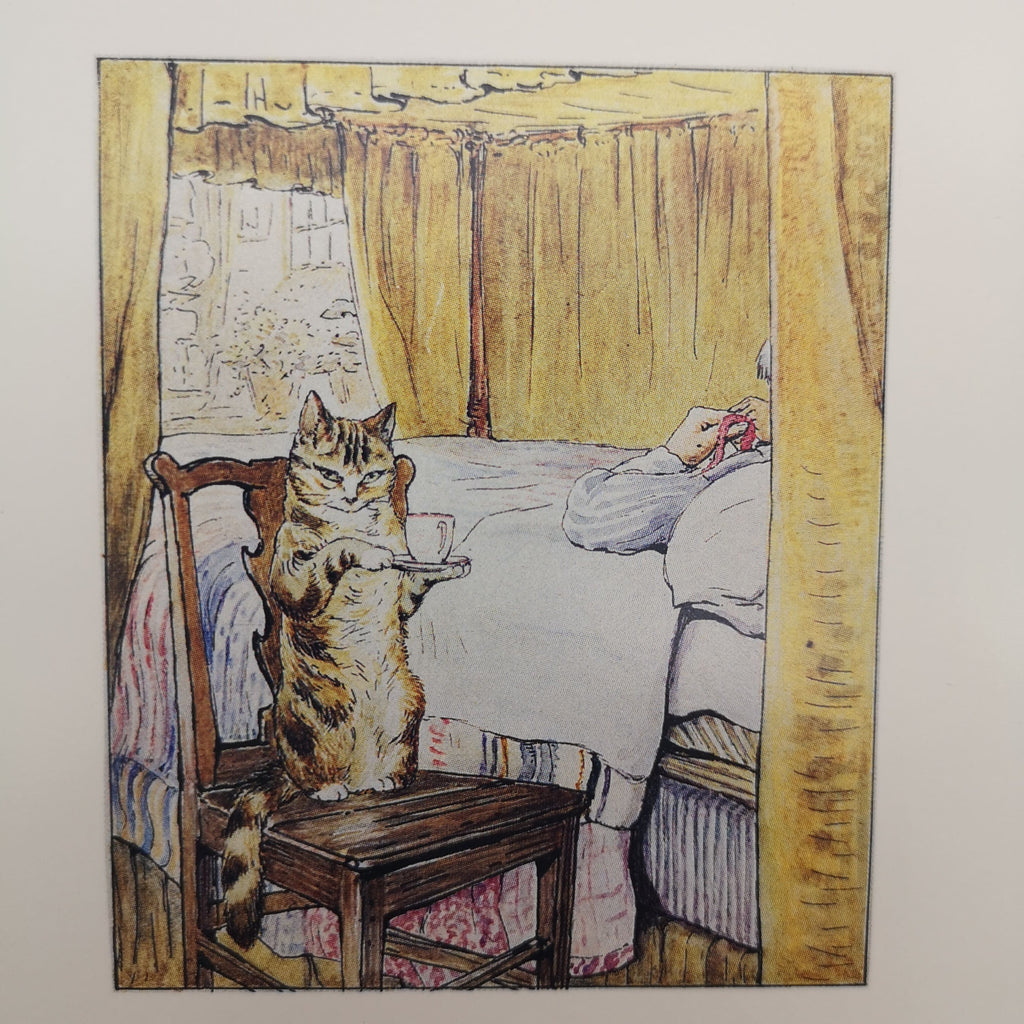 Postkarte mit Illustration einer Katze, die auf einem Stuhl am Bett steht
